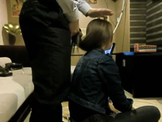 猥瑣御宅族在女友後面摩擦頭髮擼管